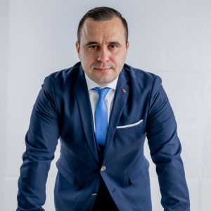 Povestea lui Dragoș Macarin – de la limitele sistemului bancar la crearea The Money Advisor, partener de încredere pentru deciziile financiare